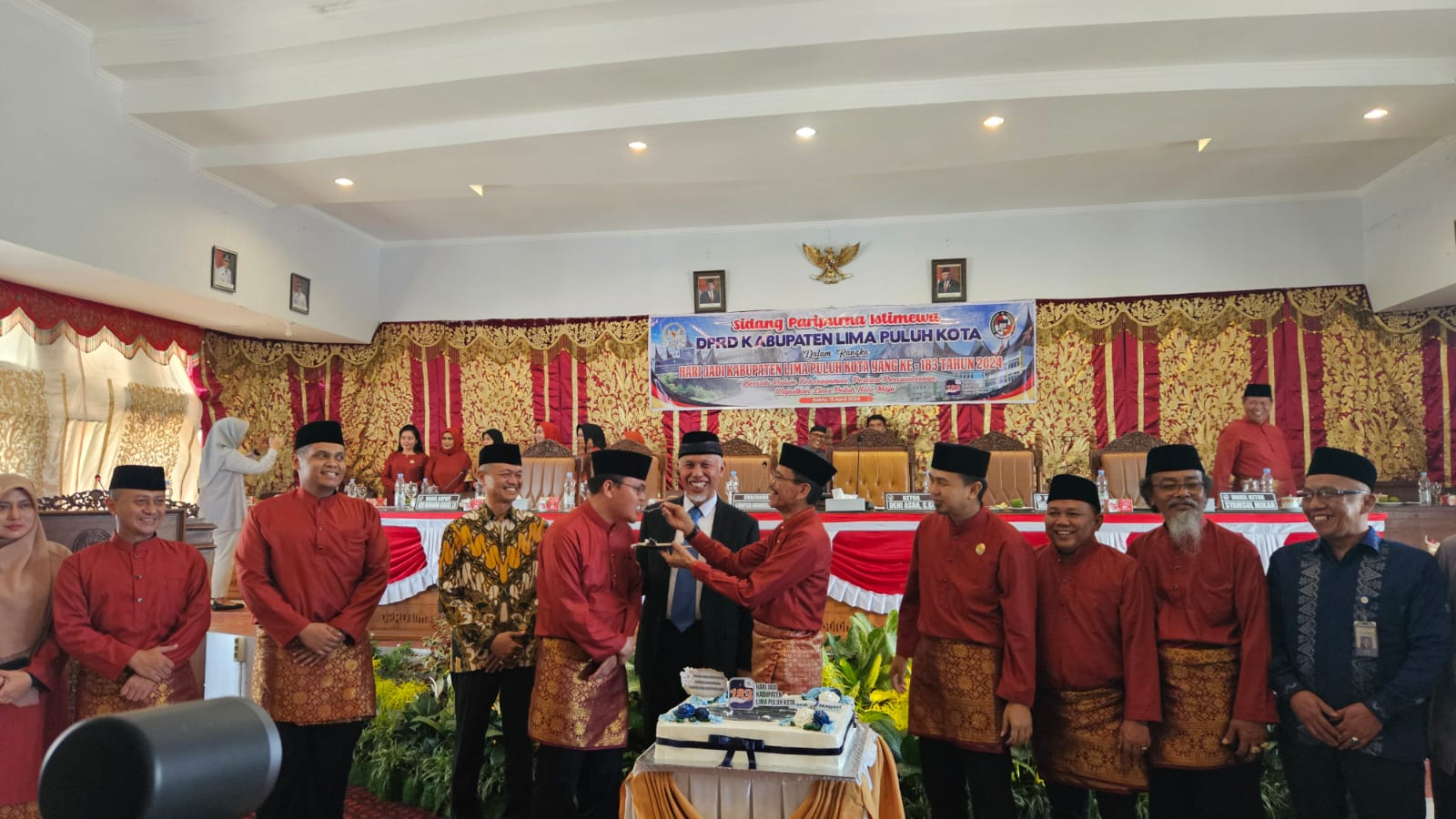 Bupati Safaruddin Dt. Bandaro Rajo menyuapi Wabup Rizki Kurniawan Nakasri kue Ulang Tahun Kabuoaten Limapuluh Kota